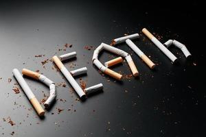 de opschrift dood van sigaretten Aan een zwart achtergrond. hou op roken. de concept van roken doodt. motivatie opschrift naar stoppen roken, ongezond gewoonte. foto