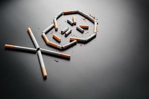 schedel van sigaretten Aan een zwart achtergrond. de concept van roken doodt. richting de concept van roken net zo een dodelijk gewoonte, nicotine vergiften, kanker van roken, ziekte, stoppen roken. foto