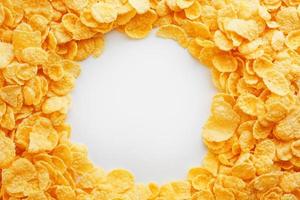 gouden cornflakes vol kader met leeg ronde kopiëren ruimte in de midden- net zo bekeken van bovenstaand foto