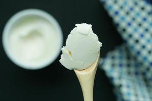 vers yoghurt Aan een houten lepel top visie foto