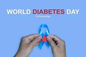 blauw linten Aan blauw achtergrond met de woord wereld diabetes dag, november mannen Gezondheid bewustzijn, november blauw. diabetes bewustzijn foto