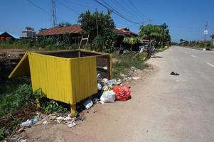 sangatta, oosten- kalimantaan, Indonesië, 2020 - aambeien van plastic uitschot Aan de kant van de weg foto