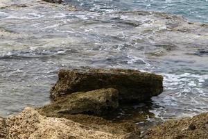 de stenen liggen Aan de kusten van de middellandse Zee zee. foto