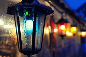 veelkleurige lichten op de kermis in de stad voor kerst