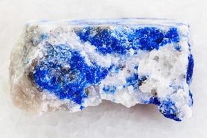 rauw lapis lazuli steen Aan wit marmeren foto