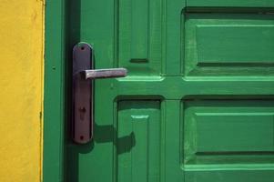 licht groen deur met metaal omgaan met foto