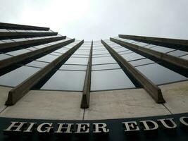 op zoek omhoog Bij hoog hoger onderwijs gebouw wolkenkrabber foto