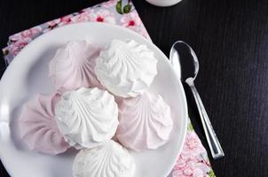 zoete witte en roze marshmallows op plaat