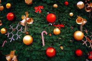 Kerstmis decoraties Aan boom. foto