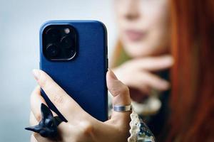 vrouw blogger duurt selfie Aan iphone 13 pro. foto