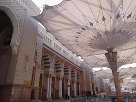 medina, saudi Arabië, 2022 - paraplu bouw Aan de plein van al-masjid an-nabawi of profeet Muhammed moskee zijn beschermen mensen van zon Bij dag en werk net zo lichten Bij nacht foto