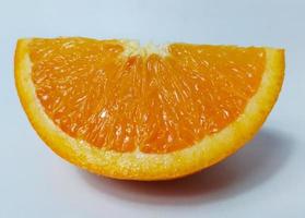 vers oranje sap met fruit, geïsoleerd Aan wit foto