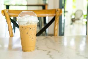 iced cappuccino koffie glas op tafel foto