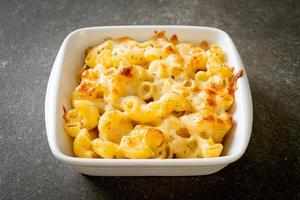 amerikaanse mac en kaas, macaroni pasta in kaassaus foto