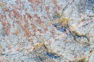 structuur van natuurlijk natuurlijk gesneden solide sterk ruw ruw scherp getextureerde mineraal grijs bruin steen geplaveide Aan de muren van de steen. steen achtergrond foto