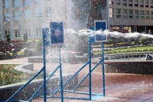 een nat, krachtig stroom van water spatten en schiet Bij de doelwit, met een veel van druk Aan de straat Bij de aantrekkingskracht, wedstrijden foto