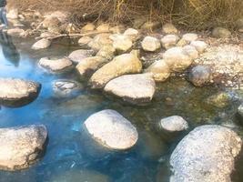 groot ronde mooi natuurlijk stenen kasseien in water, zee, meer, rivier. achtergrond, structuur foto