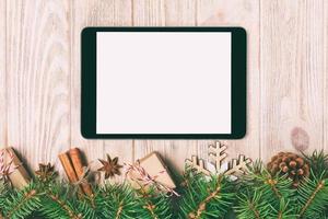 digitaal tablet bespotten omhoog met rustiek Kerstmis hout achtergrond decoraties voor app presentatie. top visie met kopiëren ruimte. afgezwakt foto