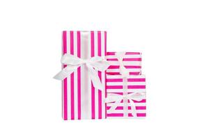 reeks van Kerstmis of andere vakantie handgemaakt Cadeau in roze papier met wit lintje. geïsoleerd Aan wit achtergrond, top visie. dankzegging geschenk doos concept foto