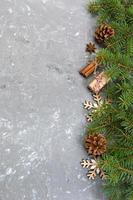 Kerstmis achtergrond met Spar boom en geschenk doos Aan houten tafel. top visie met kopiëren ruimte voor uw ontwerp foto