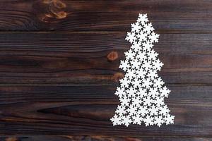 Kerstmis boom is gemaakt van wit decoratief houten sneeuwvlokken foto