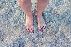 voeten Aan de zand van een strand, zomer kom tot rust vakantie foto