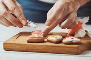 decoreren peperkoek koekjes met suikerglazuur foto