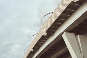 een deel van modern brug met straat LED lichten tegen bewolkt lucht foto