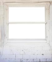 wit houten venster kader geïsoleerd uitknippen transparant, blanco ruimte Aan een wit steen muur, achtergrond, behang, kopiëren ruimte met knipsel pad foto