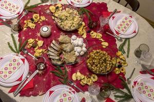 familie hebben lunch Bij huis, top visie van de tafel met voedsel foto