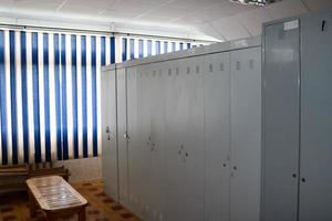 kamer, kastje kamer voor arbeiders met individu kluisjes voor veranderen kleren in een industrieel fabriek foto