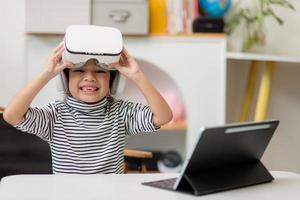 Aziatisch meisje studie online met vr, virtueel realiteit foto