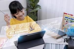 onderwijs technologie concept. schoolmeisje aan het leren in de kamer. online school. edtech.e-learning concept foto