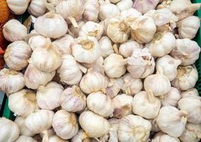 groente winkel. gezond voedingsmiddelen. knoflook Aan de balie. vitrine van groenten. vitamine met producten foto