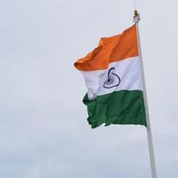 indiase vlag hoog op connaught plaats met trots in blauwe lucht, indiase vlag wapperen, indiase vlag op onafhankelijkheidsdag en republiek dag van india, tilt-up shot, wuivende indische vlag, har ghar tiranga foto