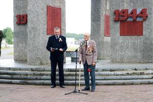 oud Mens opa veteraan van wereld oorlog ii in medailles en decoraties staat De volgende naar de monument Aan de dag van zege Moskou, Rusland, 05.09.2018. foto