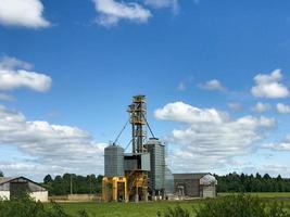 groot agrarisch agrarisch boerderij gebouw met apparatuur, huizen, schuren, graanschuur foto