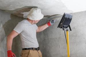 toepassing van limoen gips Aan de plafond, reparatie werk met milieuvriendelijk vriendelijk limoen. foto