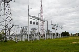 metaal transmissie lijn met de componenten van de elektrisch netwerk, de systeem van macht uitrusting voor de transmissie van elektriciteit, elektrisch stroom met de transformator Bij de macht station foto