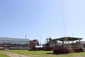 een groot beton technologisch industrieel installatie Bij een chemisch petrochemisch raffinaderij met capacitief pijpen door pompen compressoren warmte uitwisselaars door pijpleidingen en gebouwen foto