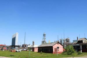 een groot beton technologisch industrieel installatie Bij een chemisch petrochemisch raffinaderij met capacitief pijpen door pompen compressoren warmte uitwisselaars door pijpleidingen en gebouwen foto