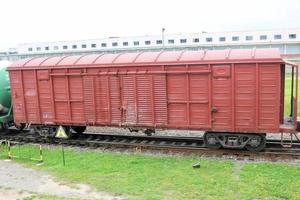 rood bruin metaal ijzer vracht auto's voor de trein Bij de spoorweg station foto