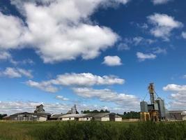 groot agrarisch agrarisch boerderij gebouw met apparatuur, huizen, schuren, graanschuur foto