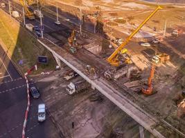 bouw van een brug in de stad centrum. de viaduct gebarsten en is wezen gerepareerd. zwaar uitrusting en kranen zijn werken foto