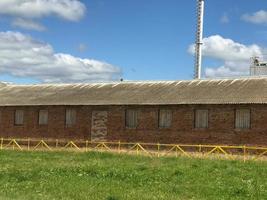 groot agrarisch agrarisch boerderij gebouw met apparatuur, huizen, schuren, graanschuur foto