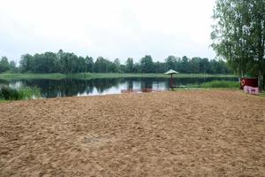 een eenzaam, verzakking gezonken paraplu en schermen, een kinderbox voor het baden kinderen Aan een zanderig strand Aan de kust van een meer, een rivier- Bij een recreatie centrum, een sanatorium in de vallen Aan een bewolkt dag foto