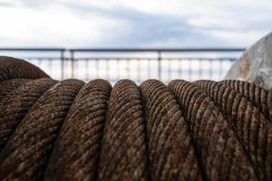 marinier lier met staal kabel, oud en haveloos foto