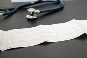 kardiogram en een stethoscoop zijn Aan de zwart tafel. Gezondheid concept. foto