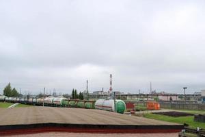 vuil roestig cilindrisch ijzer metaal spoorweg tank auto's ruim auto's voor de trein Aan de spoorweg Bij de industrieel fabriek fabriek, industrieel landschap foto