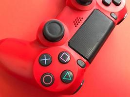 mooi rood digitaal modern nieuw spel bedieningshendel voor computer video spellen gamepad Aan een rood achtergrond foto